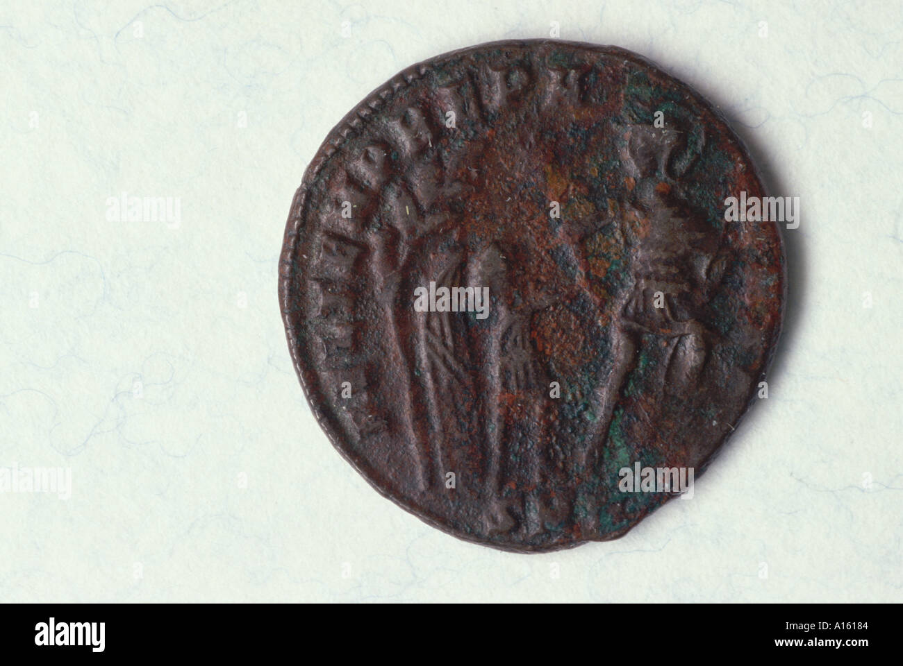 COIN ROMAN CONSTANS soldato romano Barbaro di trascinamento da rifugio Foto Stock