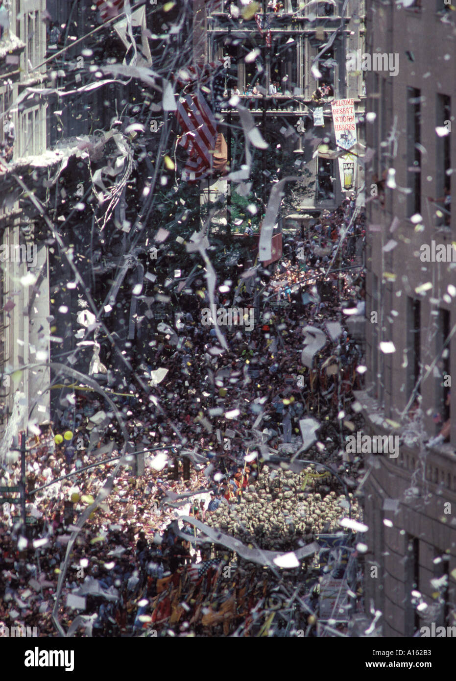 Persone sfilano Ticker tape Benvenuti HOME PARADE NEW YORK CITY USA Foto Stock