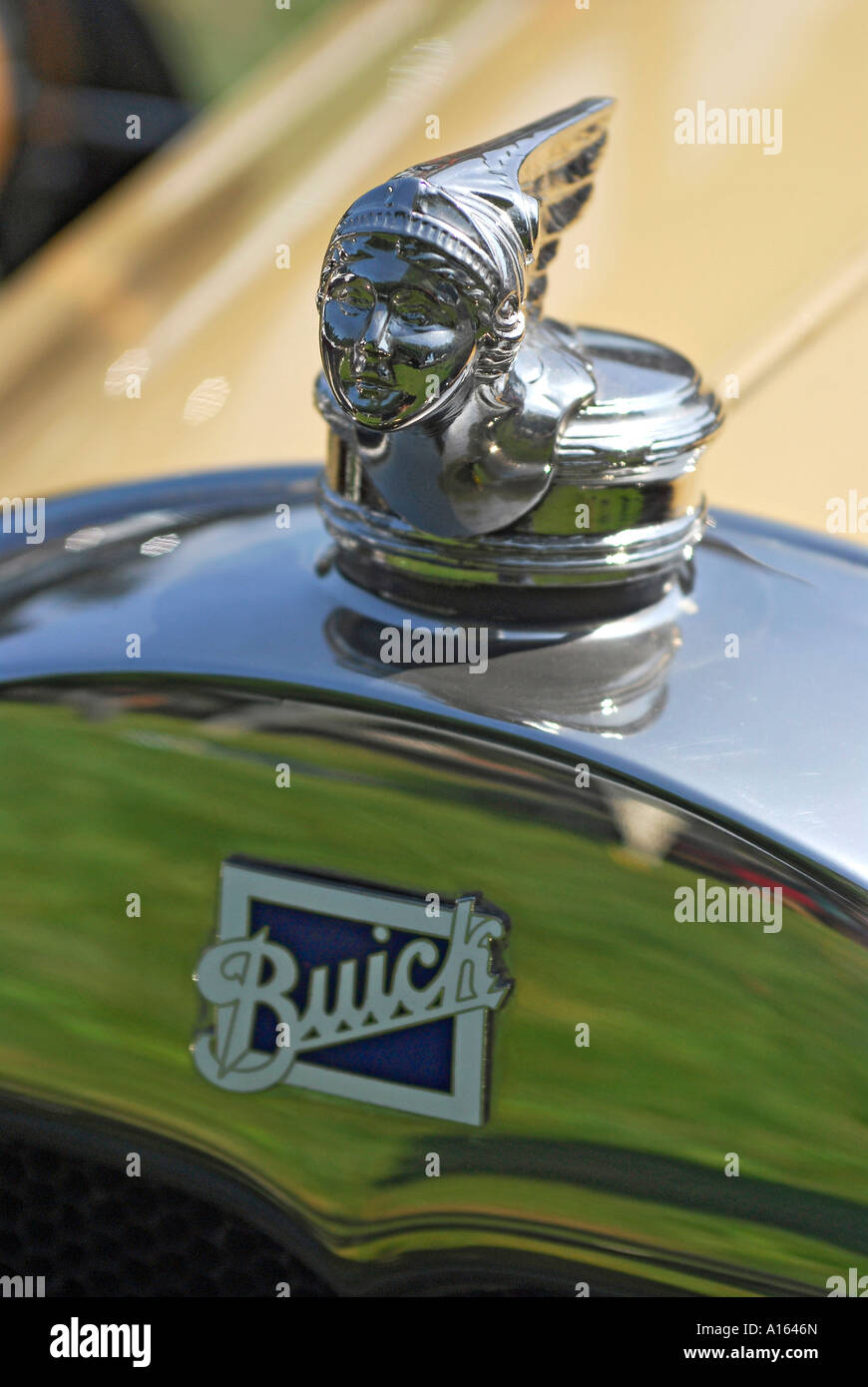 "Buick mascotte del radiatore ^1930s nel fuoco, logo sfocato'. Foto Stock