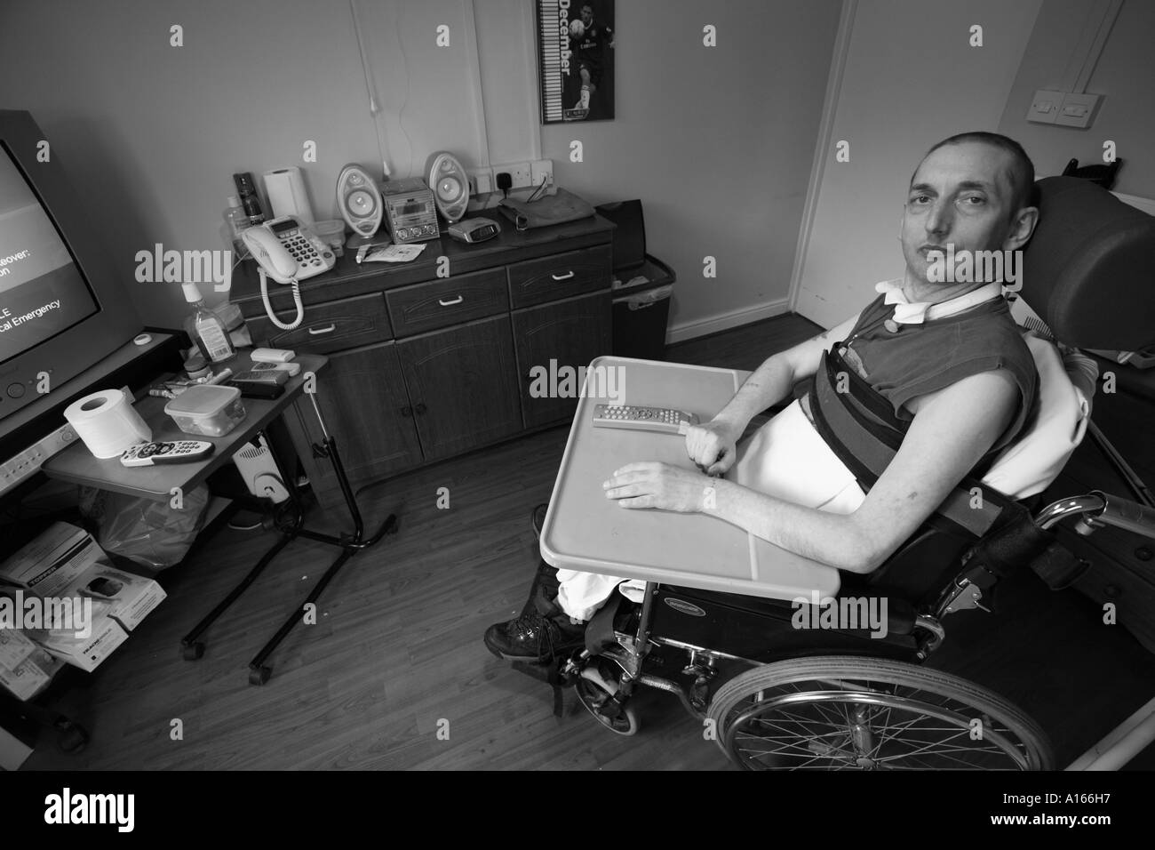 Bianco e nero ritratto del paziente di sesso maschile con sclerosi multipla, nella sua sedia a rotelle a casa Foto Stock