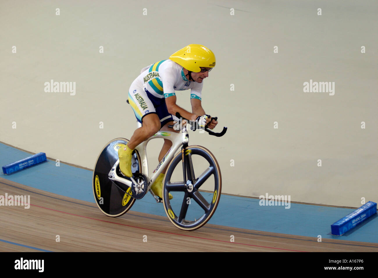 Christopher Scott AUS nel primo round del mens CP 4 categoria 3 km inseguimento individuale durante la Atene 2004 Giochi Paralimpici Foto Stock