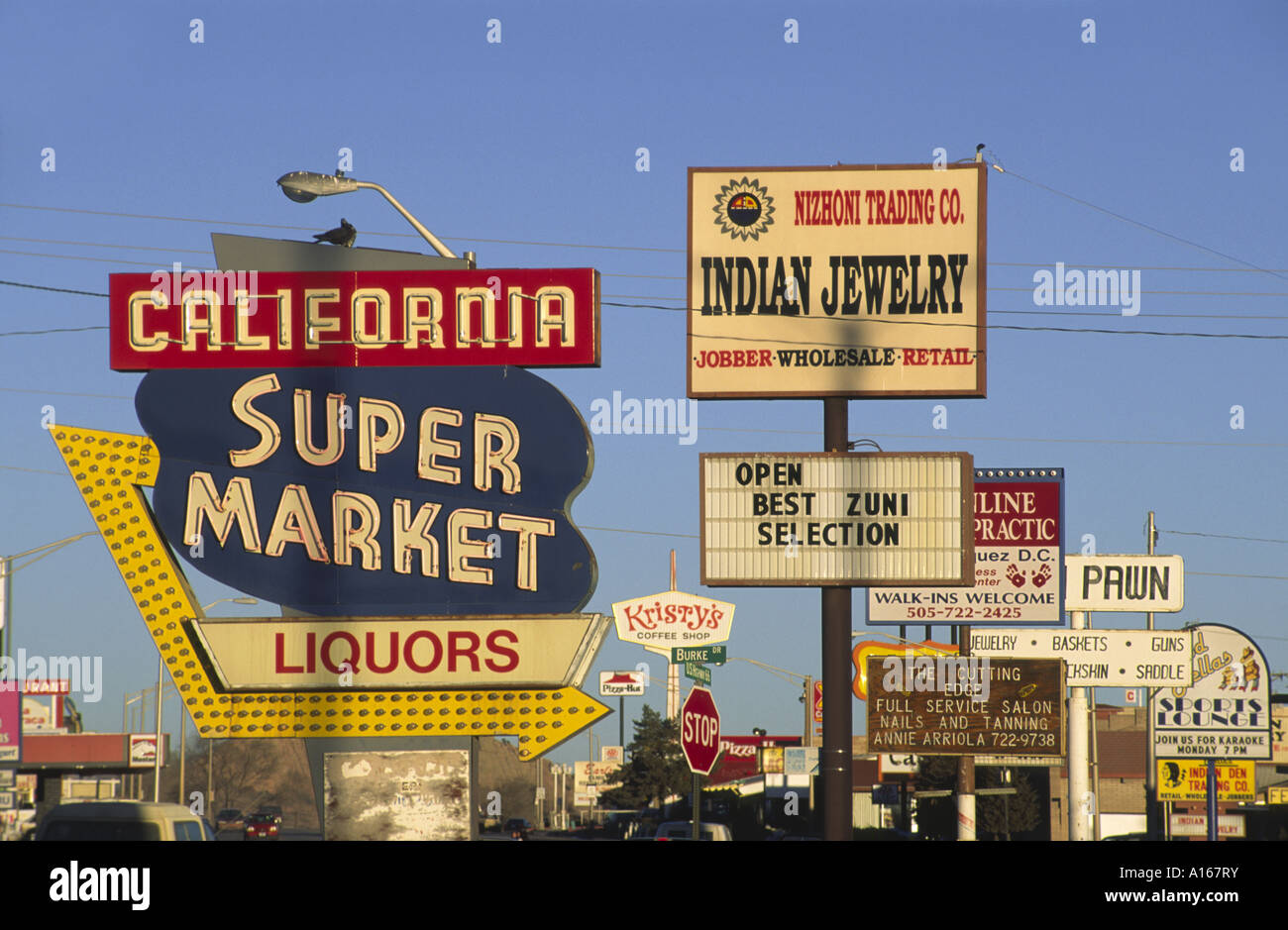 Segni aziendali a e Autostrada 66 in Gallup, Route 66, Nuovo Messico, STATI UNITI D'AMERICA Foto Stock