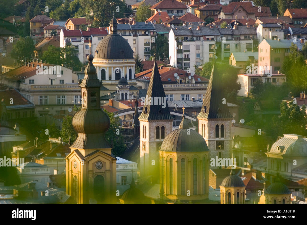 Vista su Sarajevo in Bosnia e Erzegovina mostra Chiesa Ortodossa Serba Saborna Crkva cattedrale cattolica del Cuore di Gesù Foto Stock