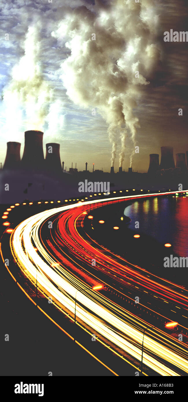 Lo skyline di industriali e luci di autostrada Foto Stock