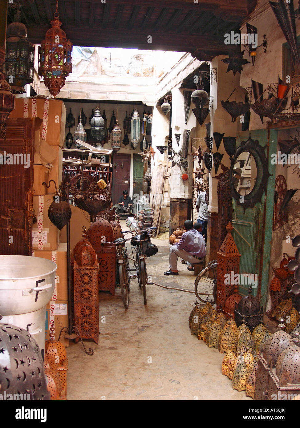 Marrakech, workshop di metallo nella medina Foto Stock