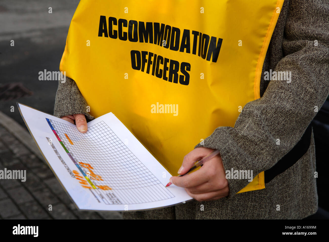 Fire operaio marshal di emergenza giallo tabard, close up Foto Stock