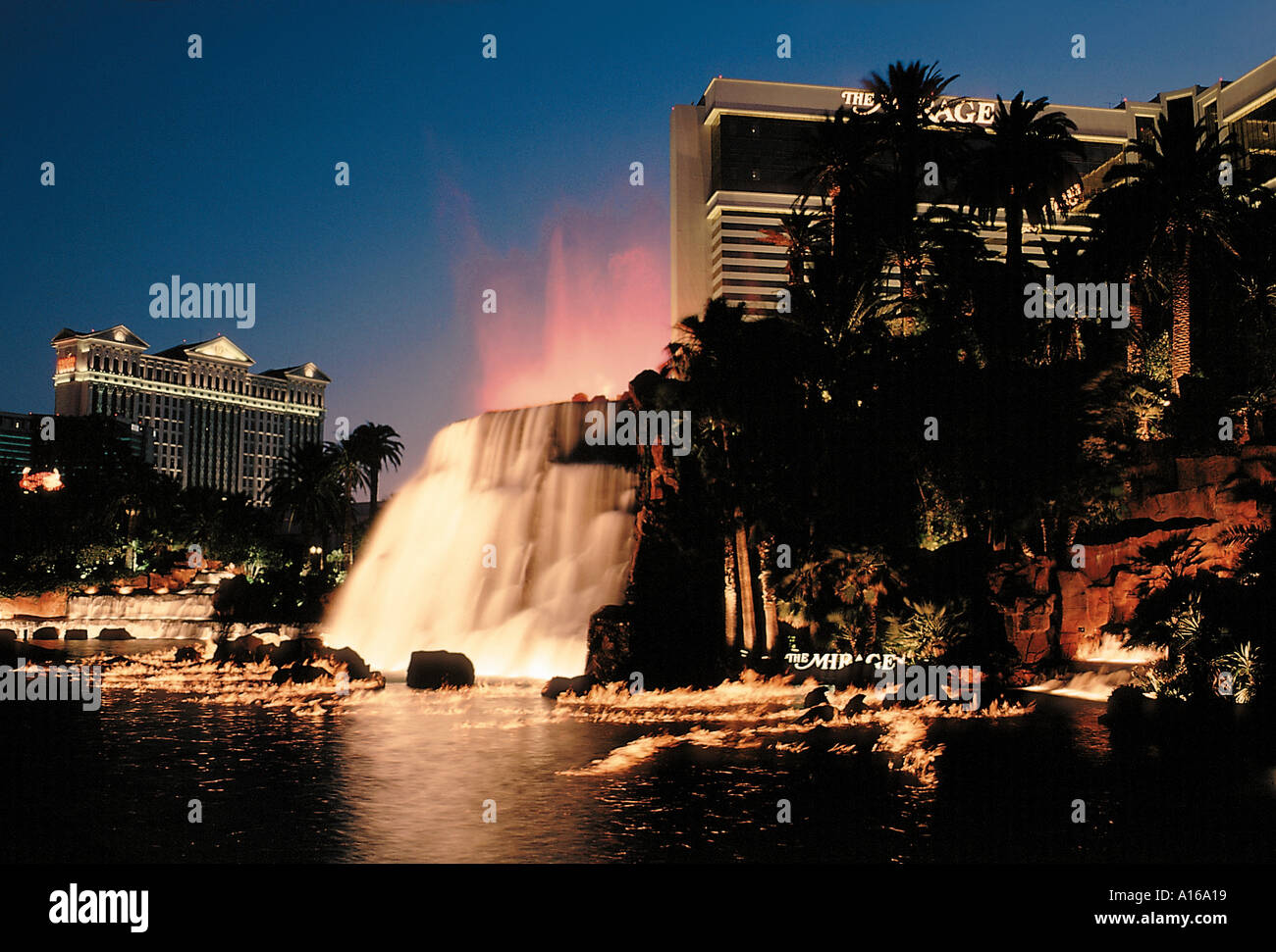 Eruzione vulcanica al di fuori del Mirage Hotel e Casino di Las Vegas Nevada Foto Stock