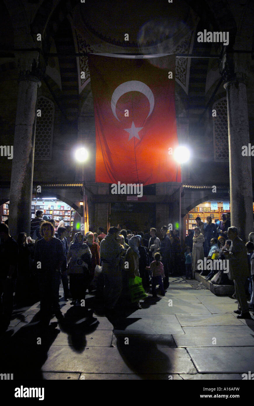 La moschea di Sultanahmet DURANTE IL RAMADAN TORNA ROUND grande bandiera turca ISTANBUL Foto Stock