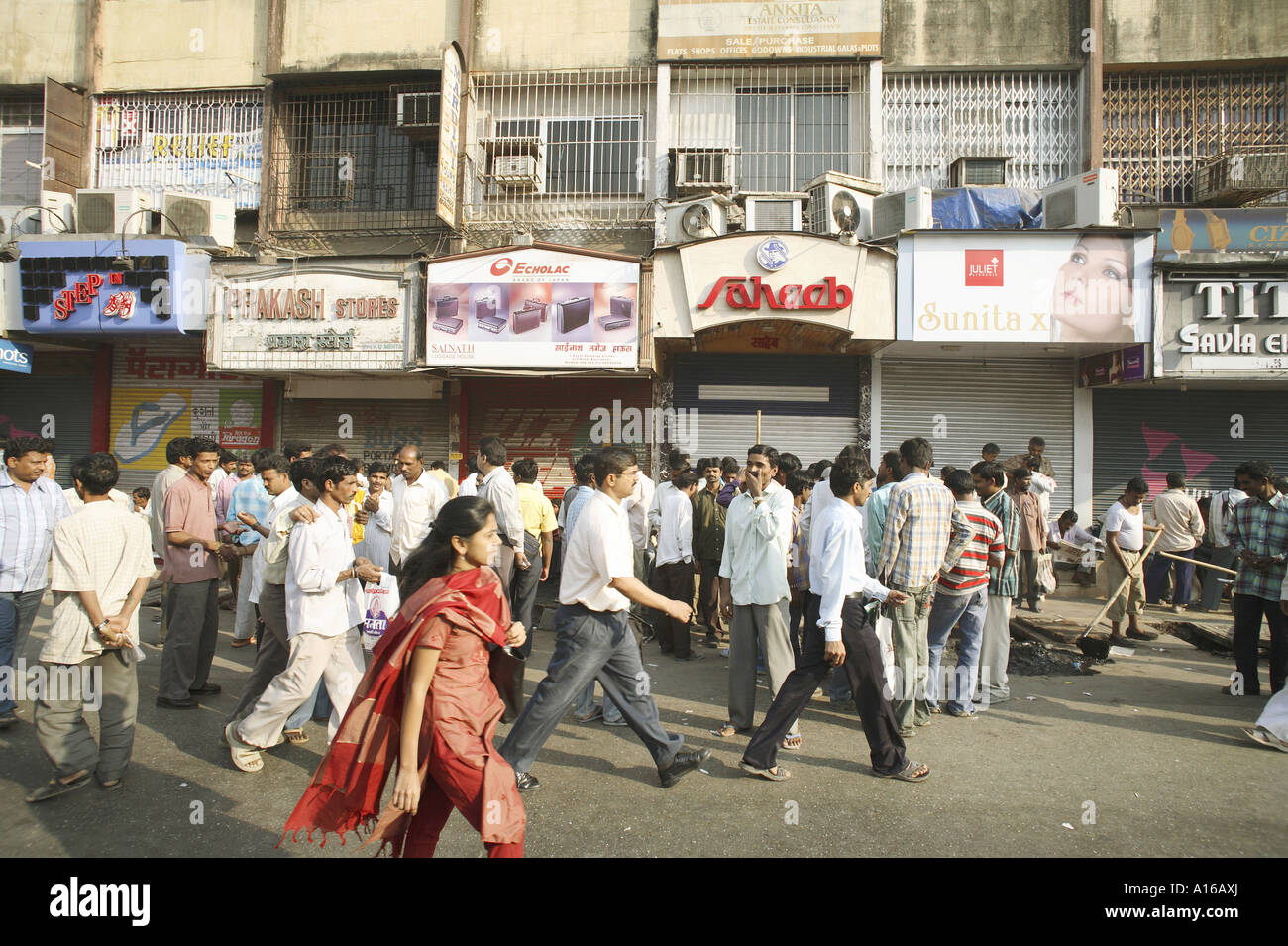 RSC101942 gente correre per lavorare sulla strada vicino a Borivali Stazione ferroviaria Bombay Mumbai India Maharashtra Foto Stock