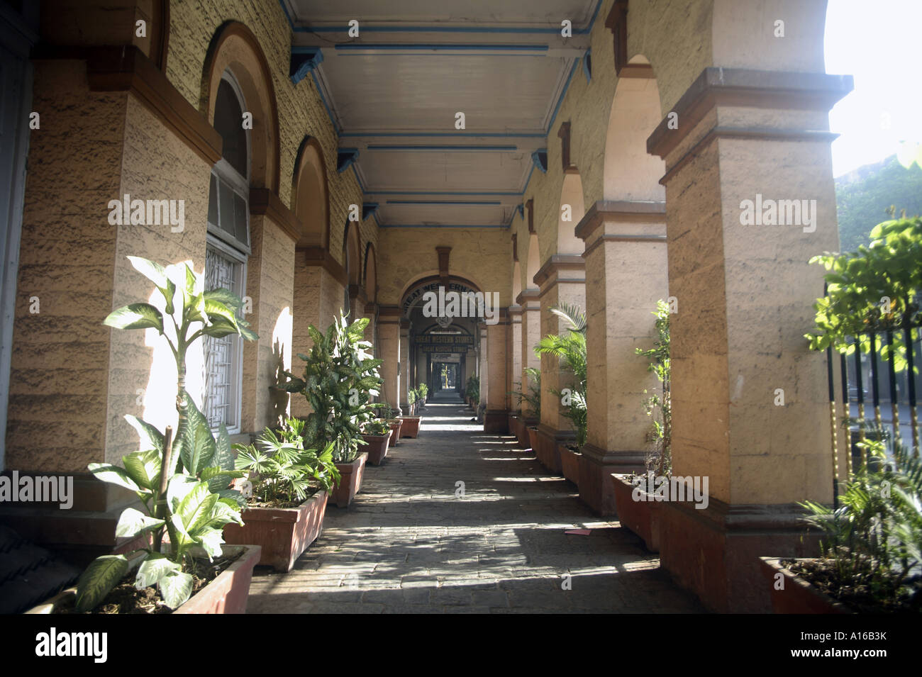 Vecchio British architettura gotica sentiero nel sole di mattina luce su D N strada vicino a casa di handloom Fort Bombay Mumbai India Foto Stock
