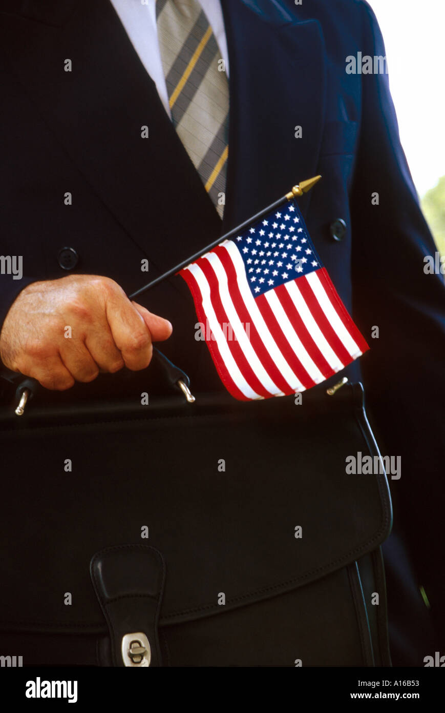 Vista ravvicinata di imprenditore tenendo bandiera americana in mano Foto Stock