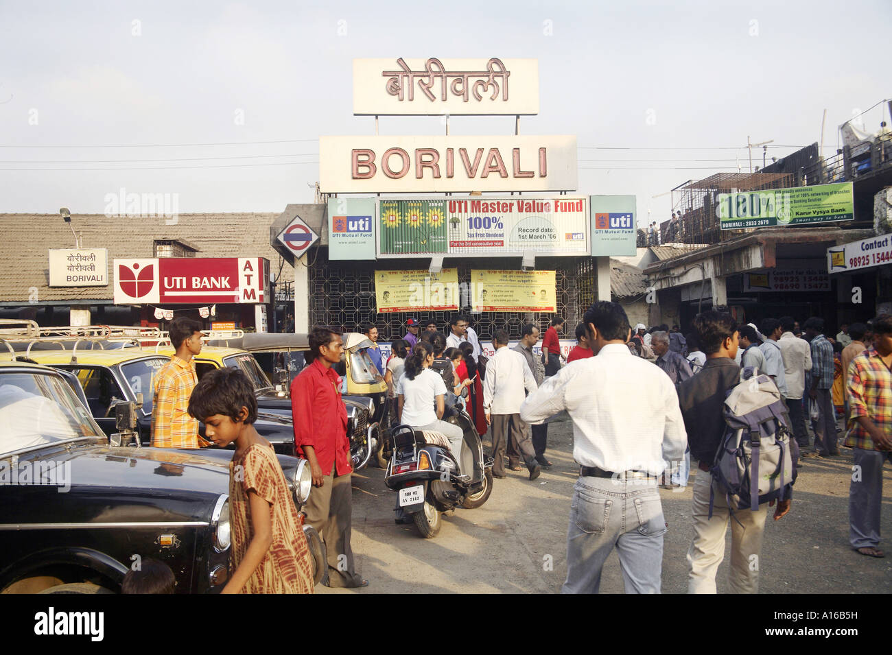 Borivali Stazione ferroviaria ovest suburban vecchia struttura del tempo britannico Bombay Mumbai Maharashtra India Foto Stock