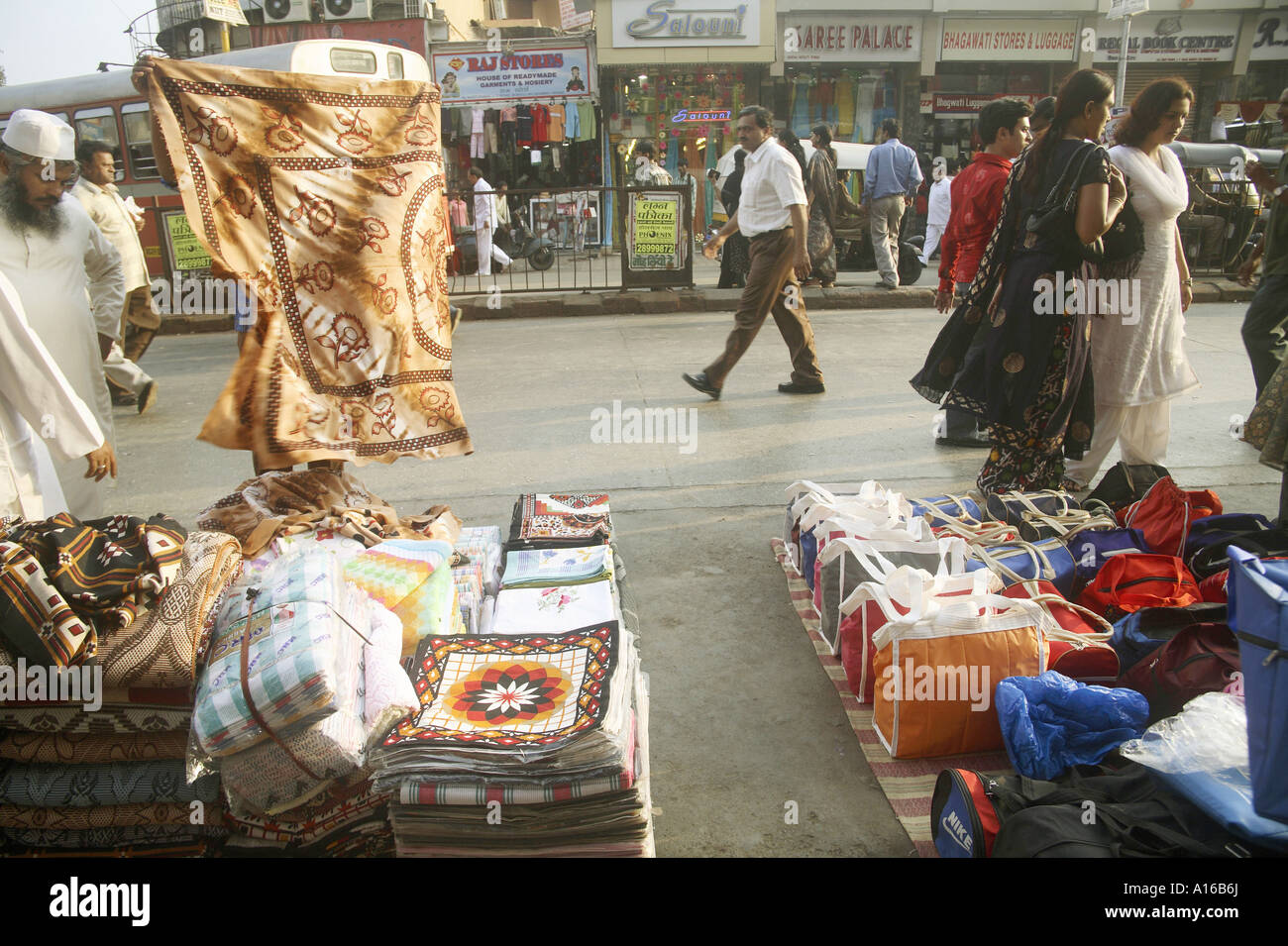 Letto indiana i fogli che vengono venduti su strada trafficata dai fornitori Foto Stock
