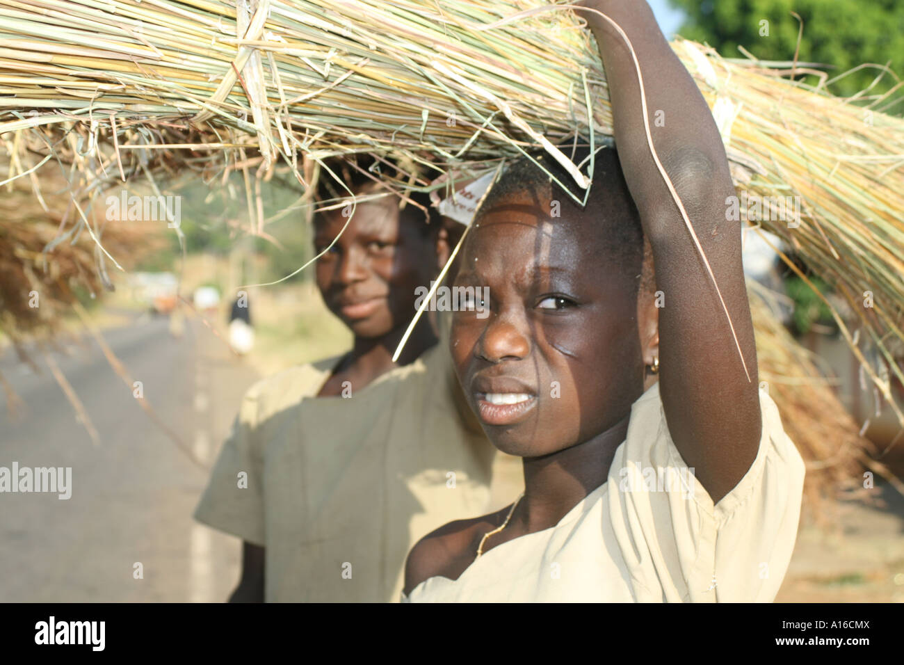 Ragazza di paglia che porta sulla sua testa , Togo Foto Stock