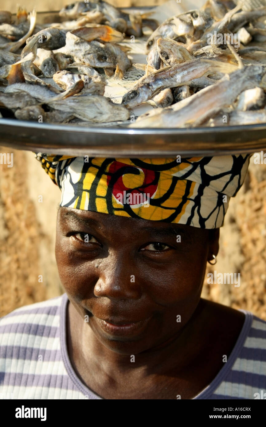 Ritratto di una donna togolese che trasportano il pesce sulla sua testa , Kpalime Foto Stock