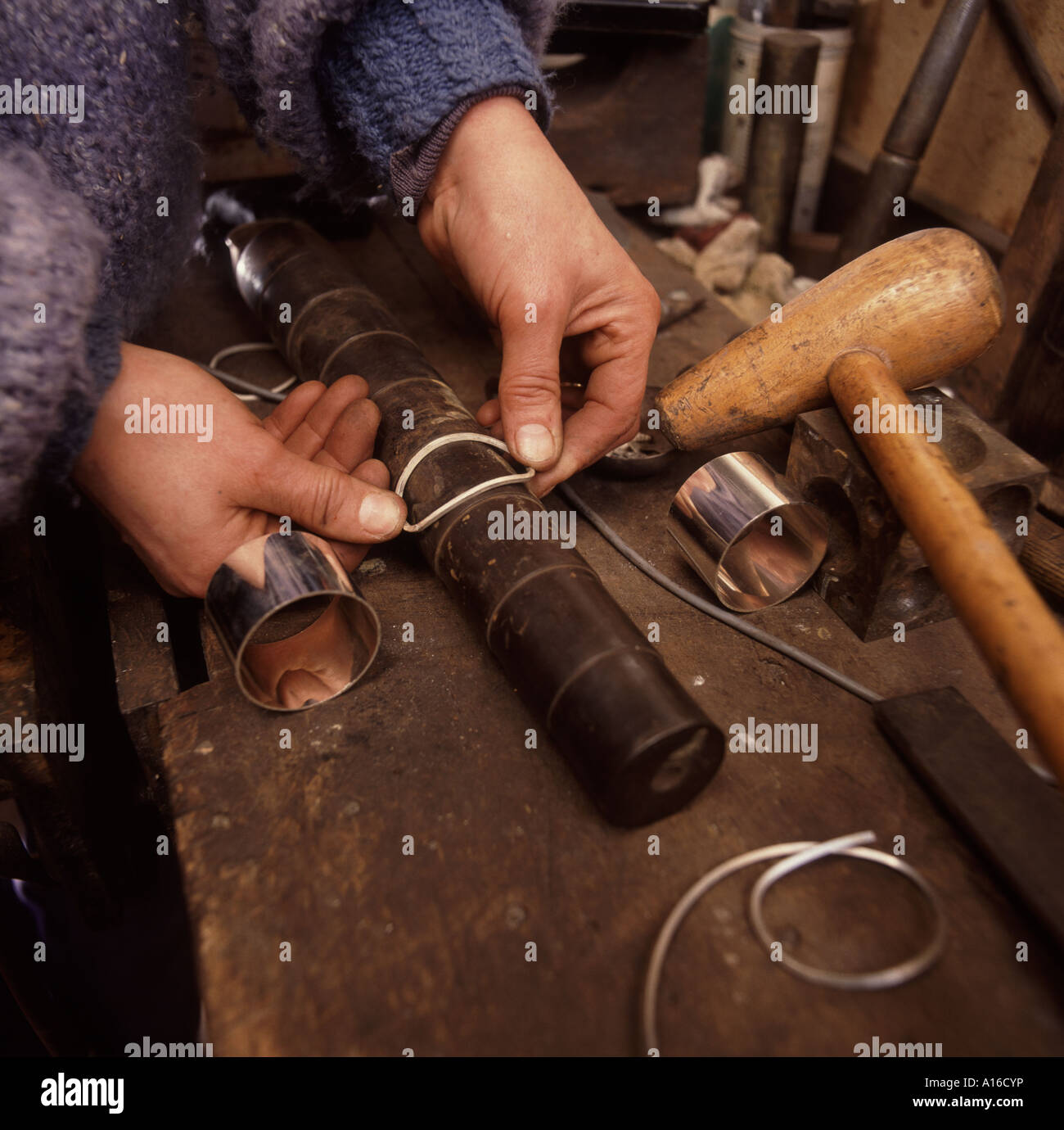 Un tradizionale argentiere al lavoro sui gioielli Foto Stock