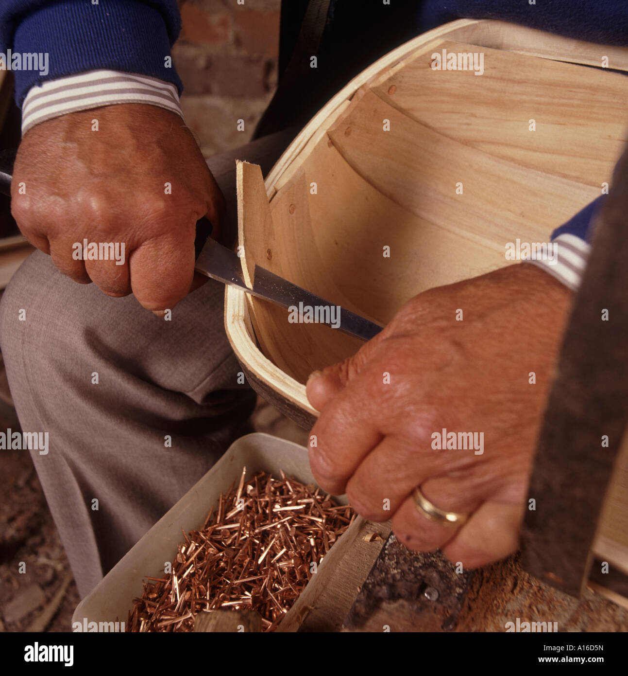 Un artigiano facendo un tradizionale Sussex Garden Trug Foto Stock