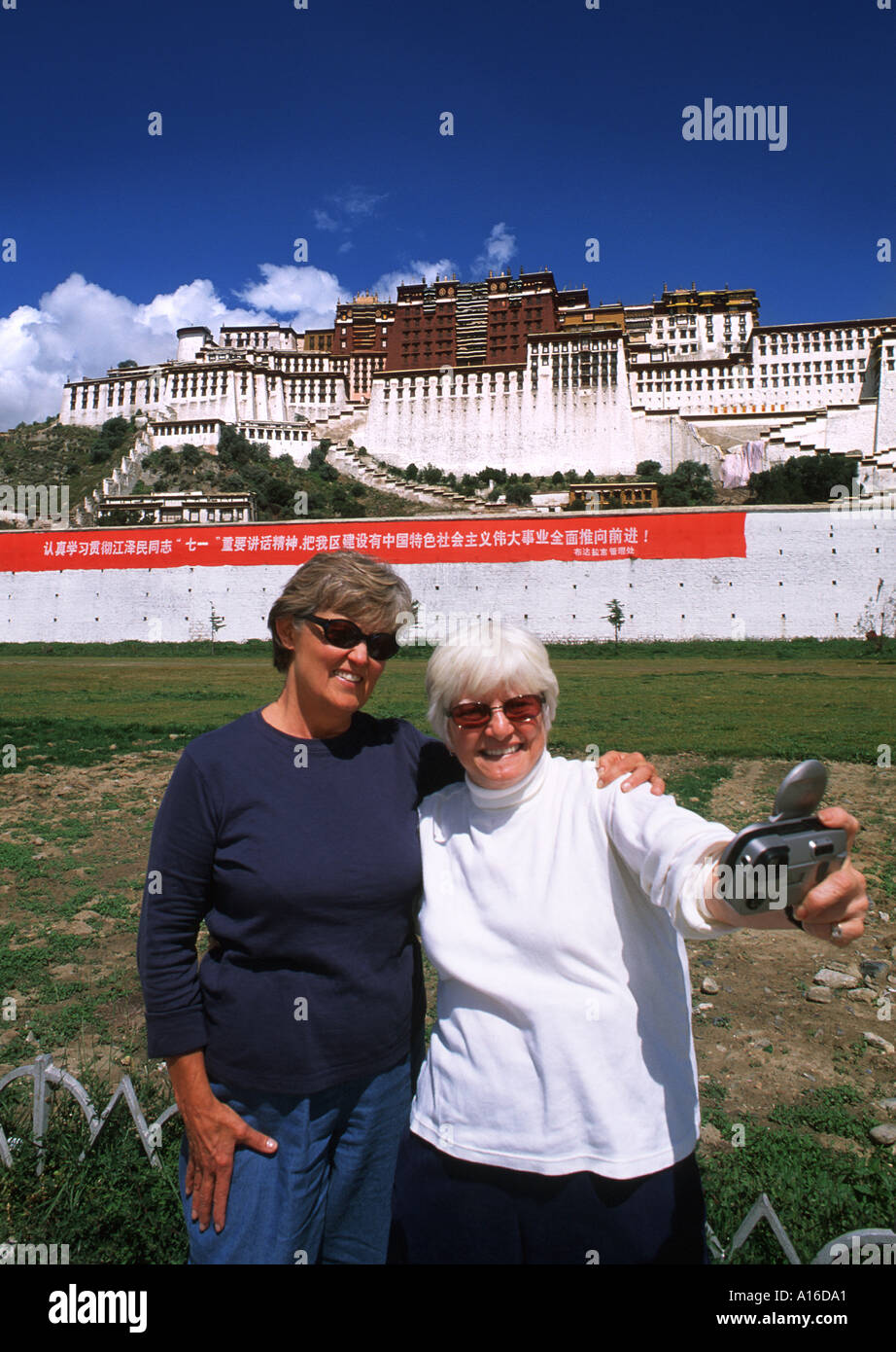 Le donne in pensione in vacanza di fronte al palazzo del Potala a Lhasa il Tibet Foto Stock