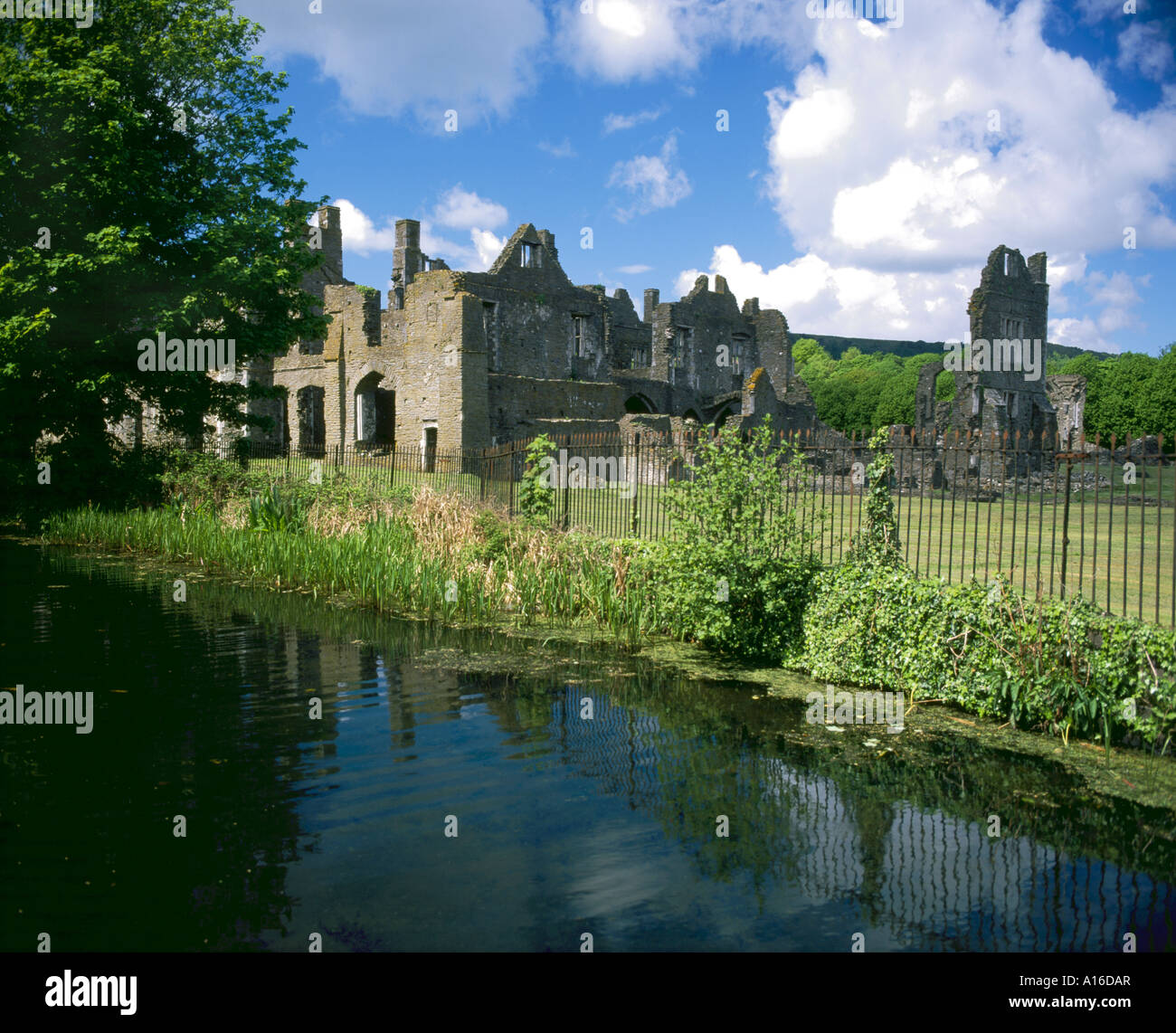 Neath abbey e tennant canal neath South wales uk Foto Stock