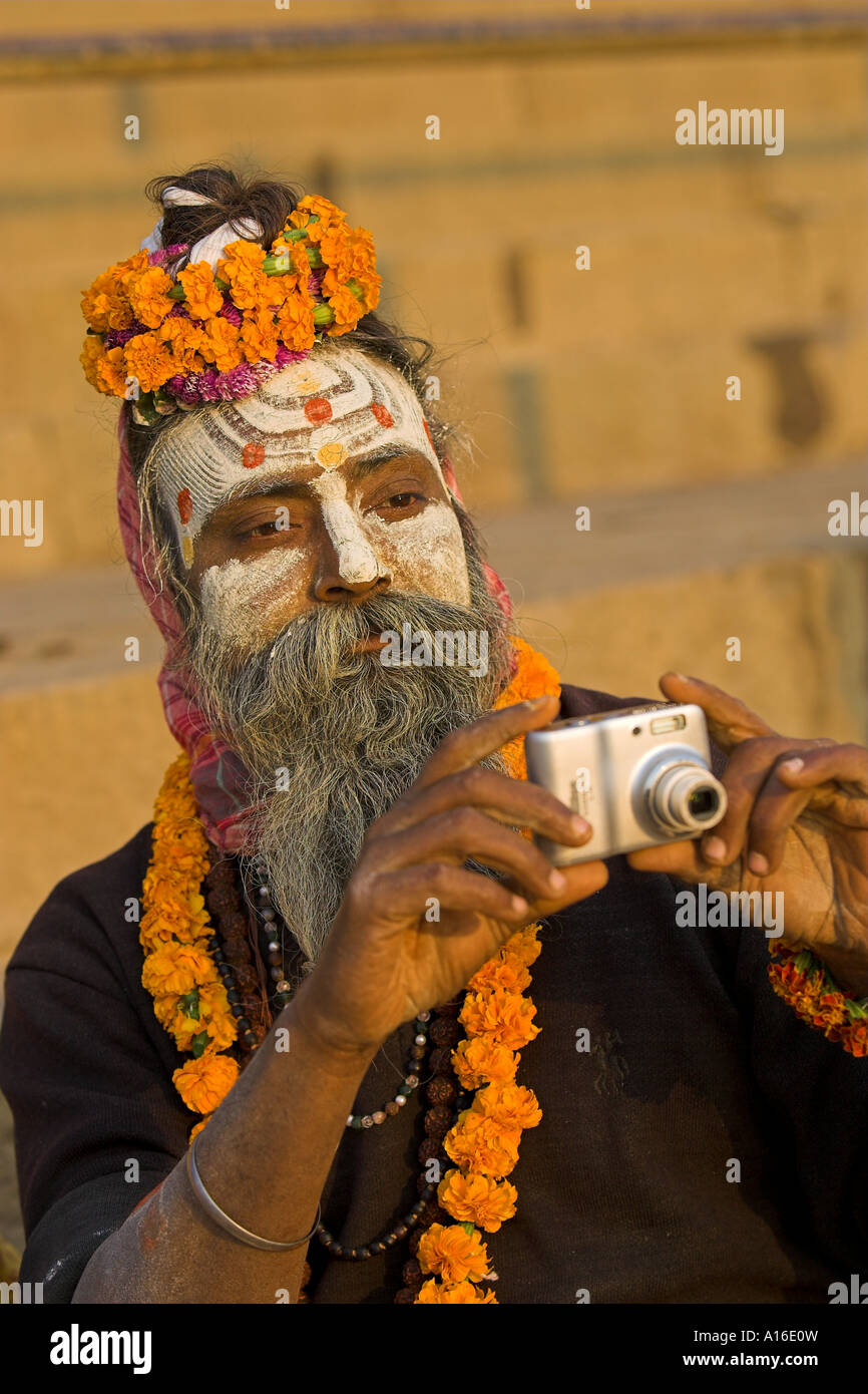 Sadhu di scattare le foto. - India Foto Stock