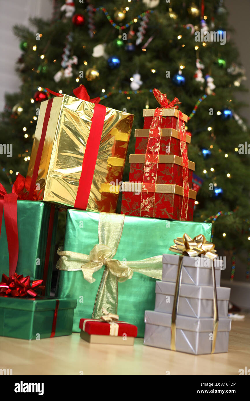 Pile di dono nella parte anteriore dell albero di Natale Foto Stock