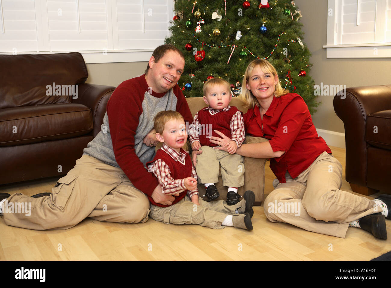 Famiglia pone per foto nella parte anteriore dell albero di Natale Foto Stock