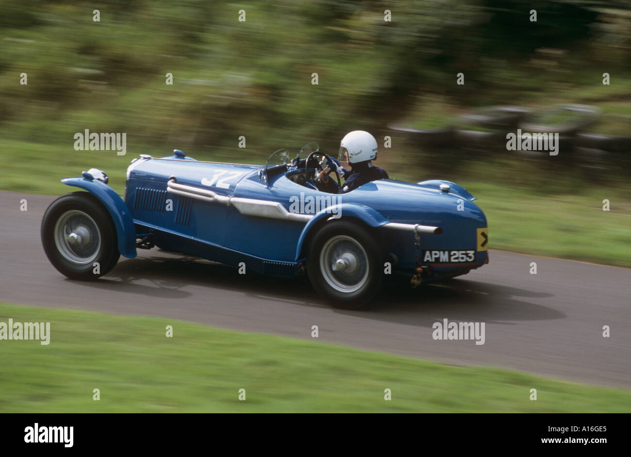 Robin Hasler alla guida di una 1496cc 1937 Riley Adelphi a Loton Park Foto Stock