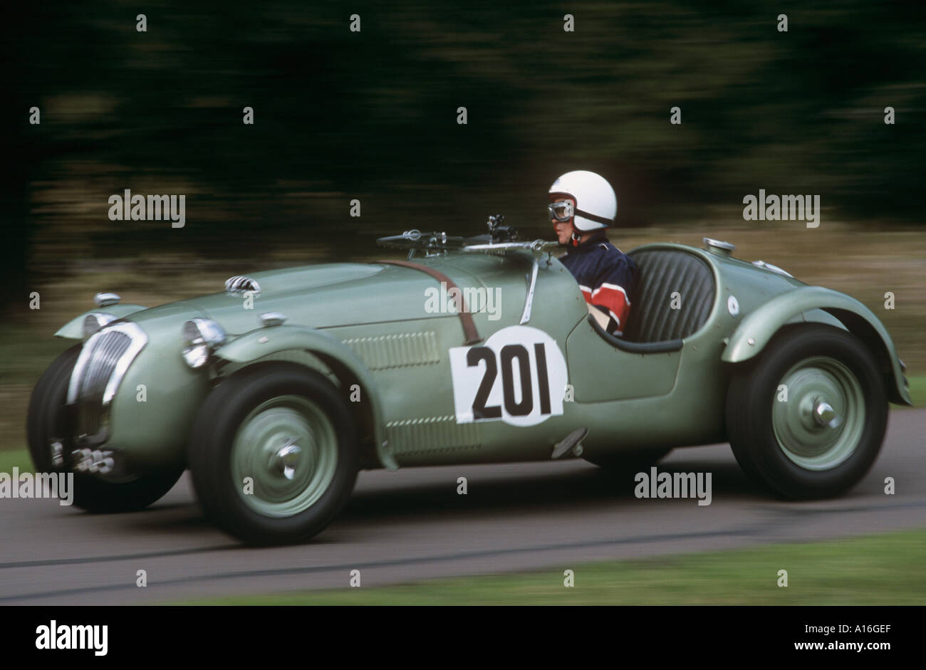 Sir Michael Leighton guida un 1955 Frazer Nash Le Mans replica a un hillclimb a Loton Park Foto Stock