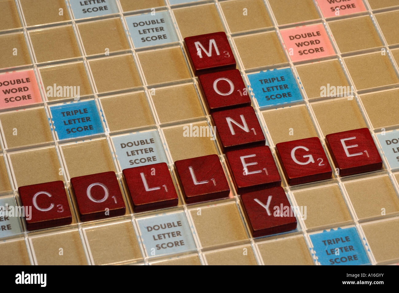 Piastrelle Scrabble l'ortografia delle parole college e denaro Foto Stock