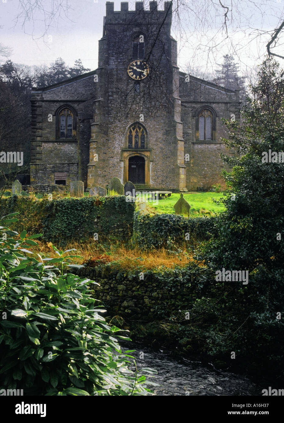 Inghilterra Yorkshire Dales National Park il villaggio di clapham clapham beck Foto Stock