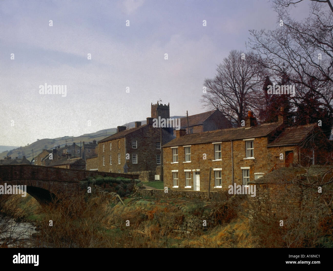 Inghilterra nord Yorkshire Dales National Park fiume swale swaledale chiesa muker village Foto Stock