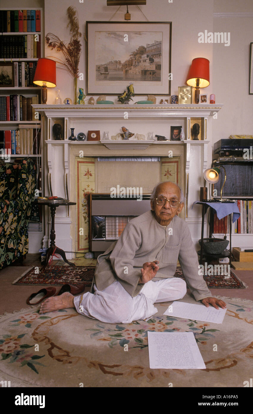 Chaudhuri Nirad ritratto degli anni novanta Oxford interni del suo home UK HOMER SYKES Foto Stock