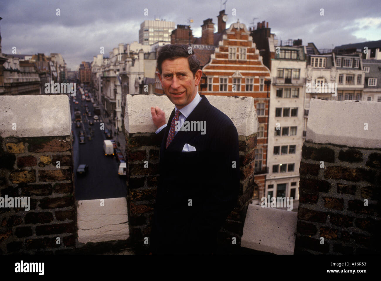 Ritratto di Prince Charles una fotografia ufficiale Londra 1980s UK. Si trova sulle merlature del Palazzo di San Giacomo, la strada di San Giacomo in vista. OMERO SYKES Foto Stock