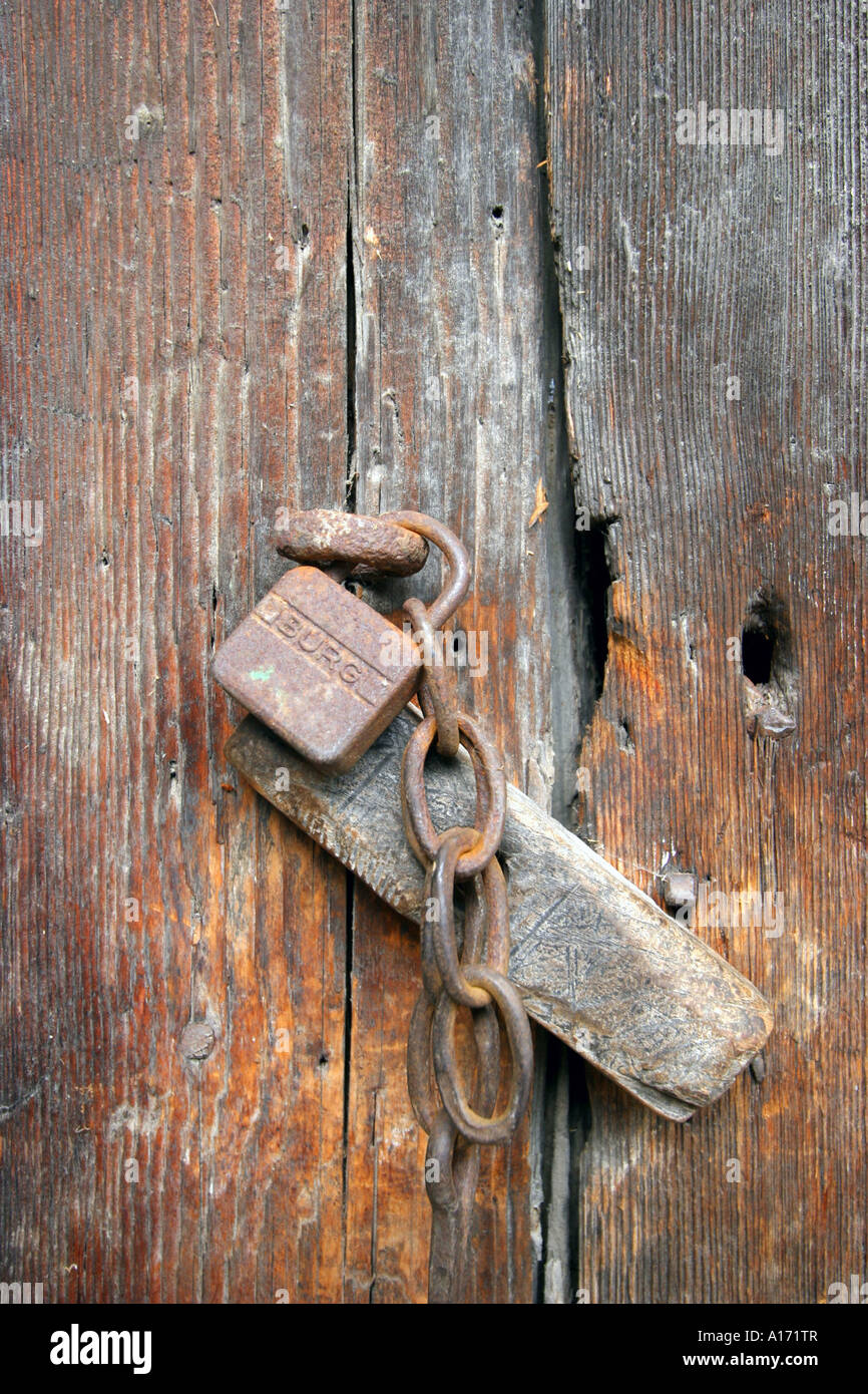 Bloccaggio di una porta del granaio Foto Stock