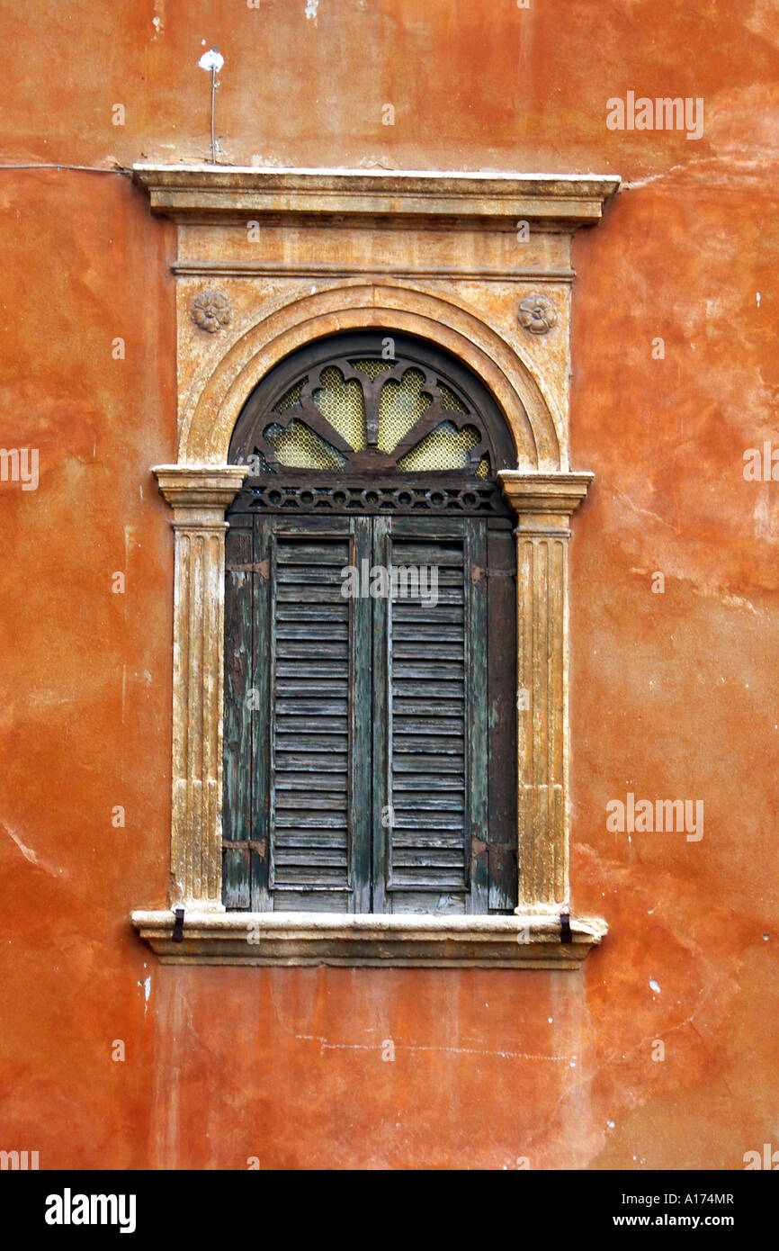 Finestra con vecchio otturatore Foto Stock