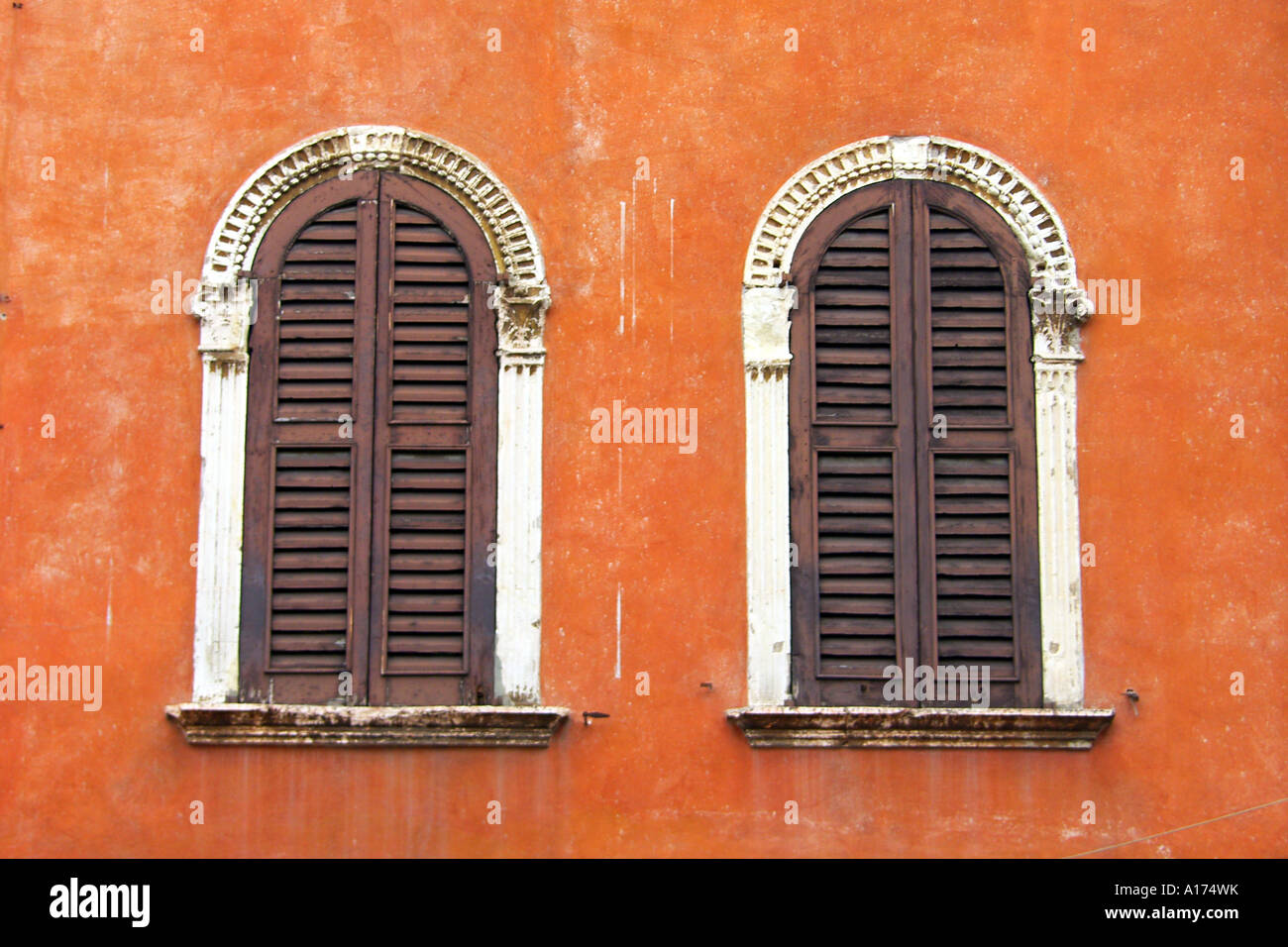 Finestra con otturatori Foto Stock