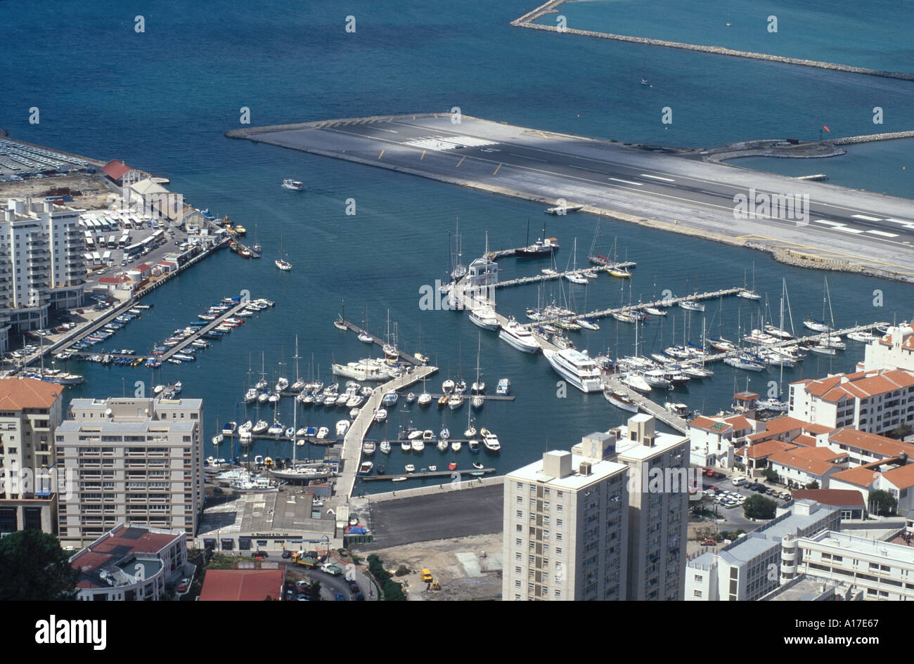 Vista sui giardini d'acqua e Waterport e Sheppards Marina dal castello moresco a Gibilterra mediterraneo Foto Stock