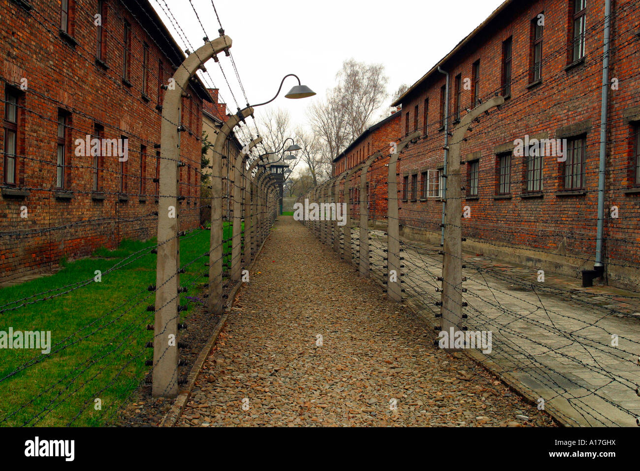 Il recinto elettrico al campo di concentramento di Auschwitz, Oswiecim, Polonia. Foto Stock
