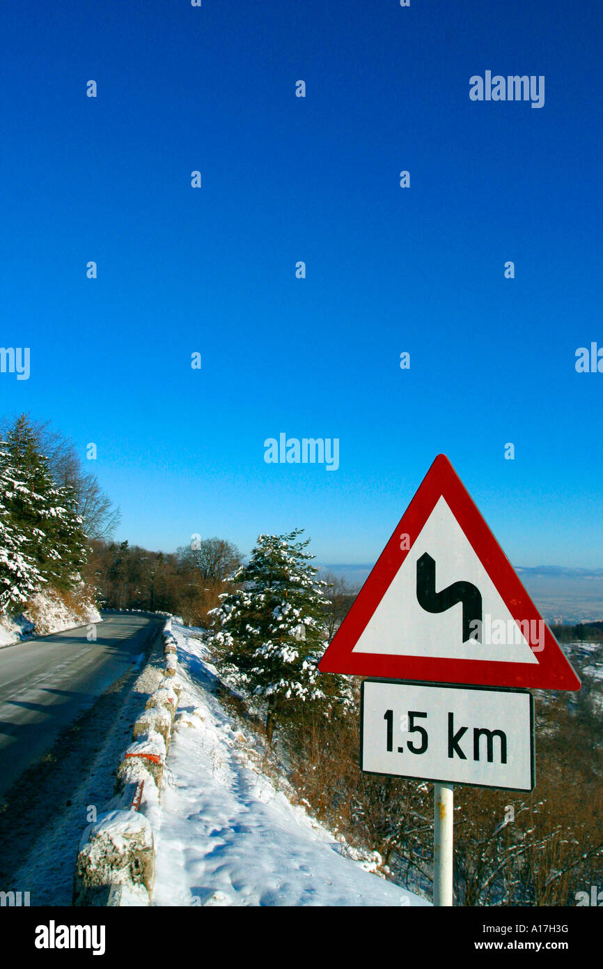 Un viaggio attraverso i boschi innevati, Brasov, Transilvania, Romania. Foto Stock