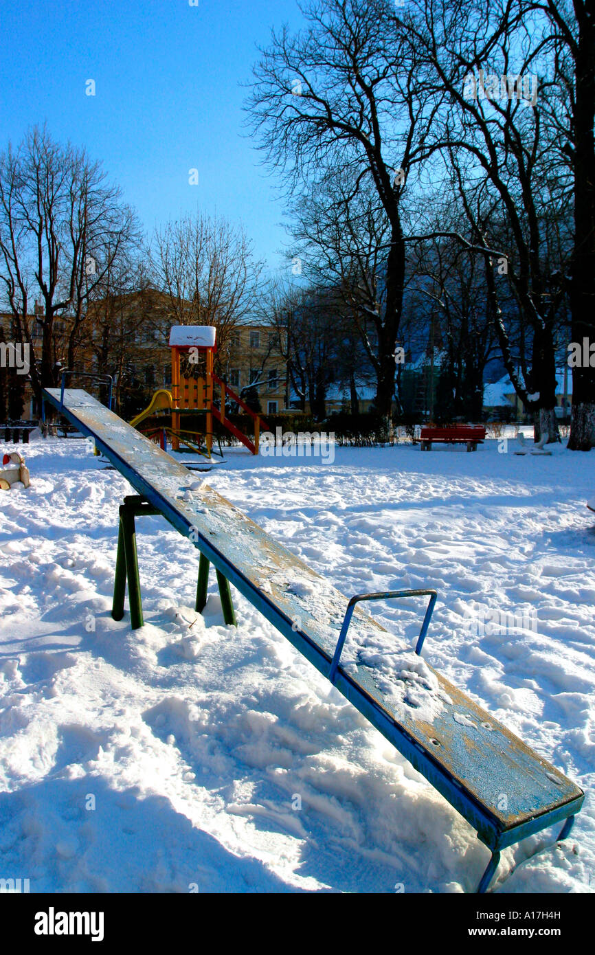 Un parco giochi per bambini coperta di neve, Brasov, Transilvania, Romania. Foto Stock