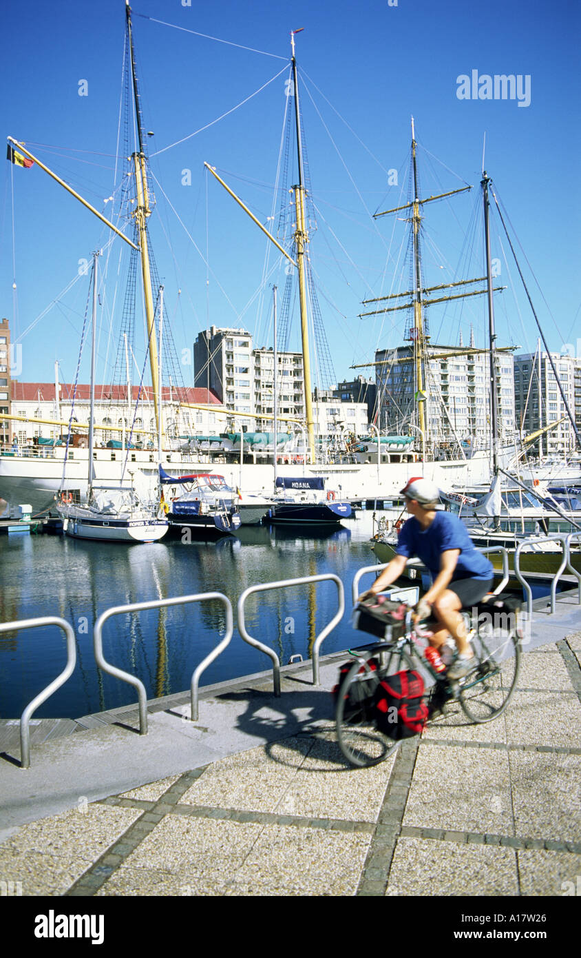 Ciclo di passaggio turistico tall nave a vela in Oostende Belgio Foto Stock Ciclo di passaggio turistico tall nave a vela in Oostende Belgio Foto Stock