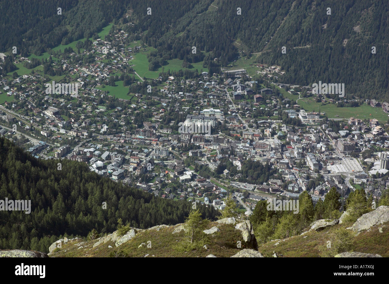 Guardando verso il basso nella città di Chamonix dall alto delle Alpi Foto Stock