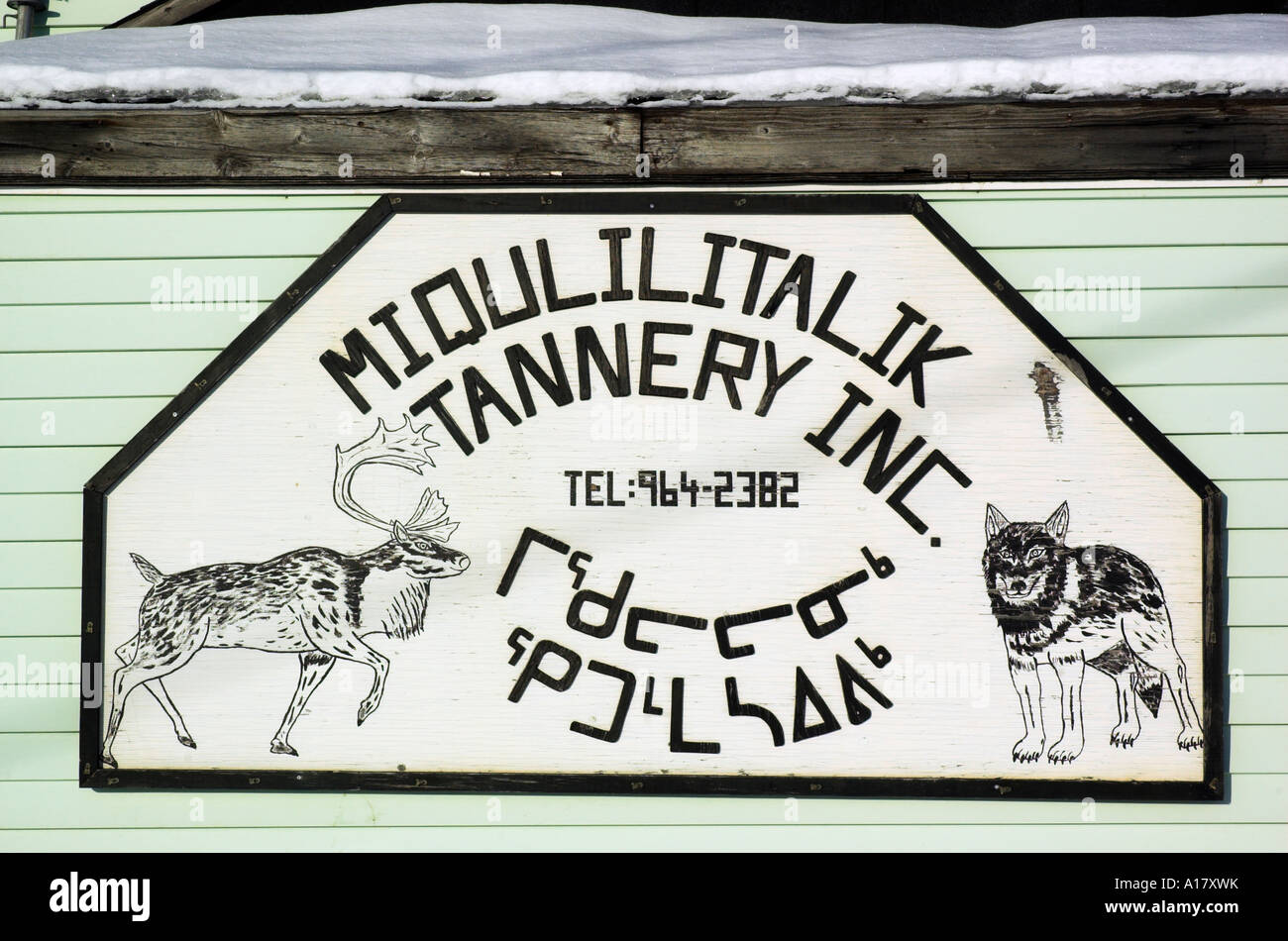Un dipinto a mano segno per conceria Miqulilitalik nell'artico villaggio di Kuujjuaq Foto Stock