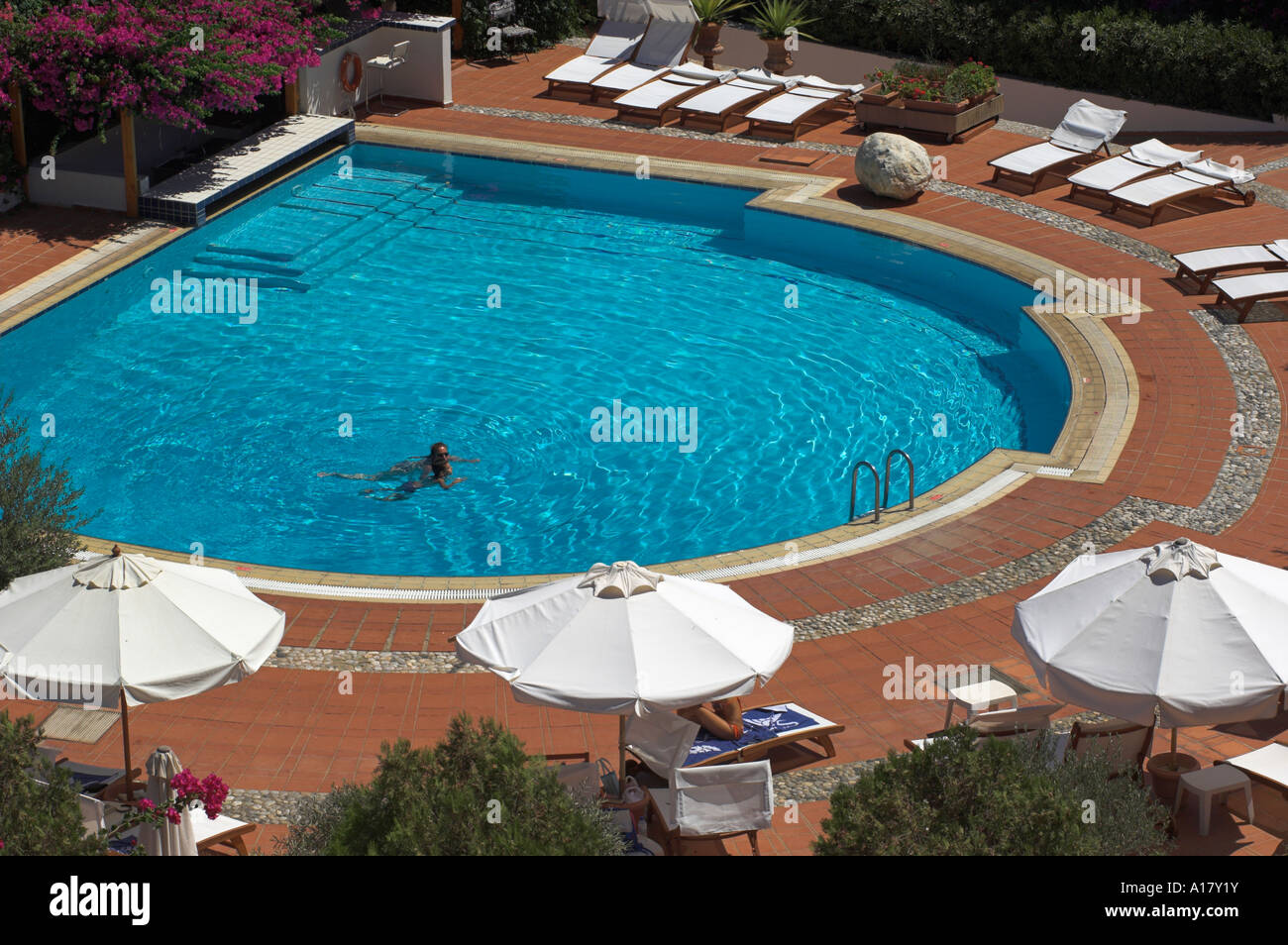Vista aerea guardando giù al hotel piscina con nuoto persone Foto Stock