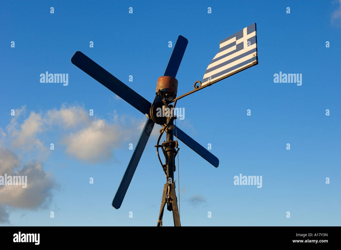 Piccola vecchia cornice in acciaio di generazione di elettricità in mulino a vento nelle colline sopra Lefkas sull isola di Paros Grecia Foto Stock