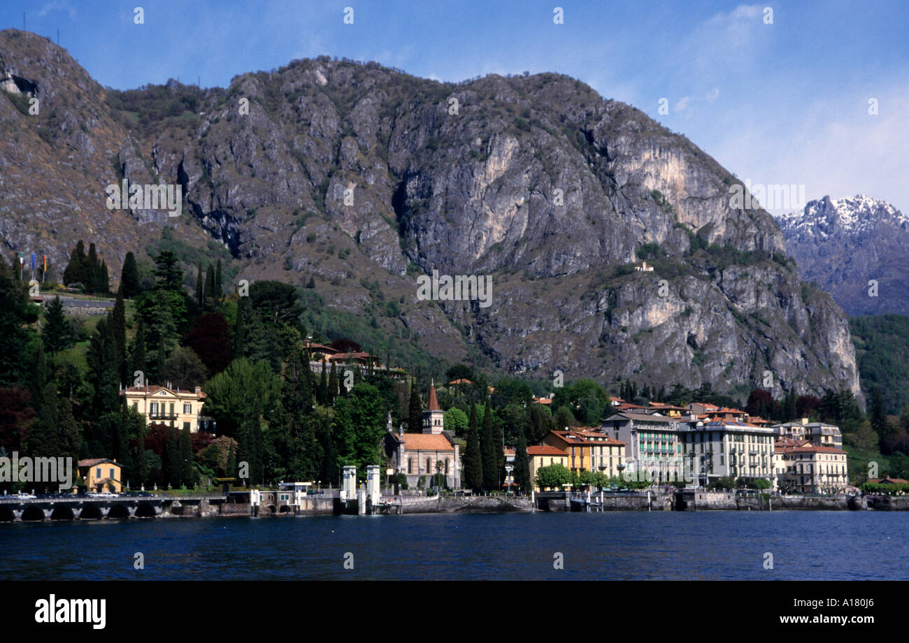 Paesaggio della piccola cittadina di Varenna sul lago di Como - Lago di Como in italiano è un lago di origine glaciale in Lombardia, Italia. Foto Stock