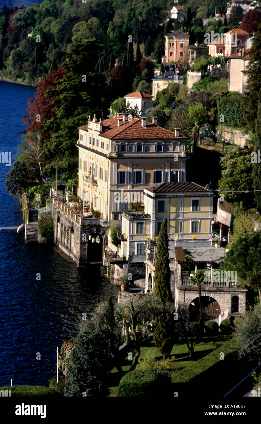 Il lago di Como Il Lago di Como in italiano è un lago di origine glaciale in Lombardia, Italia. Foto Stock