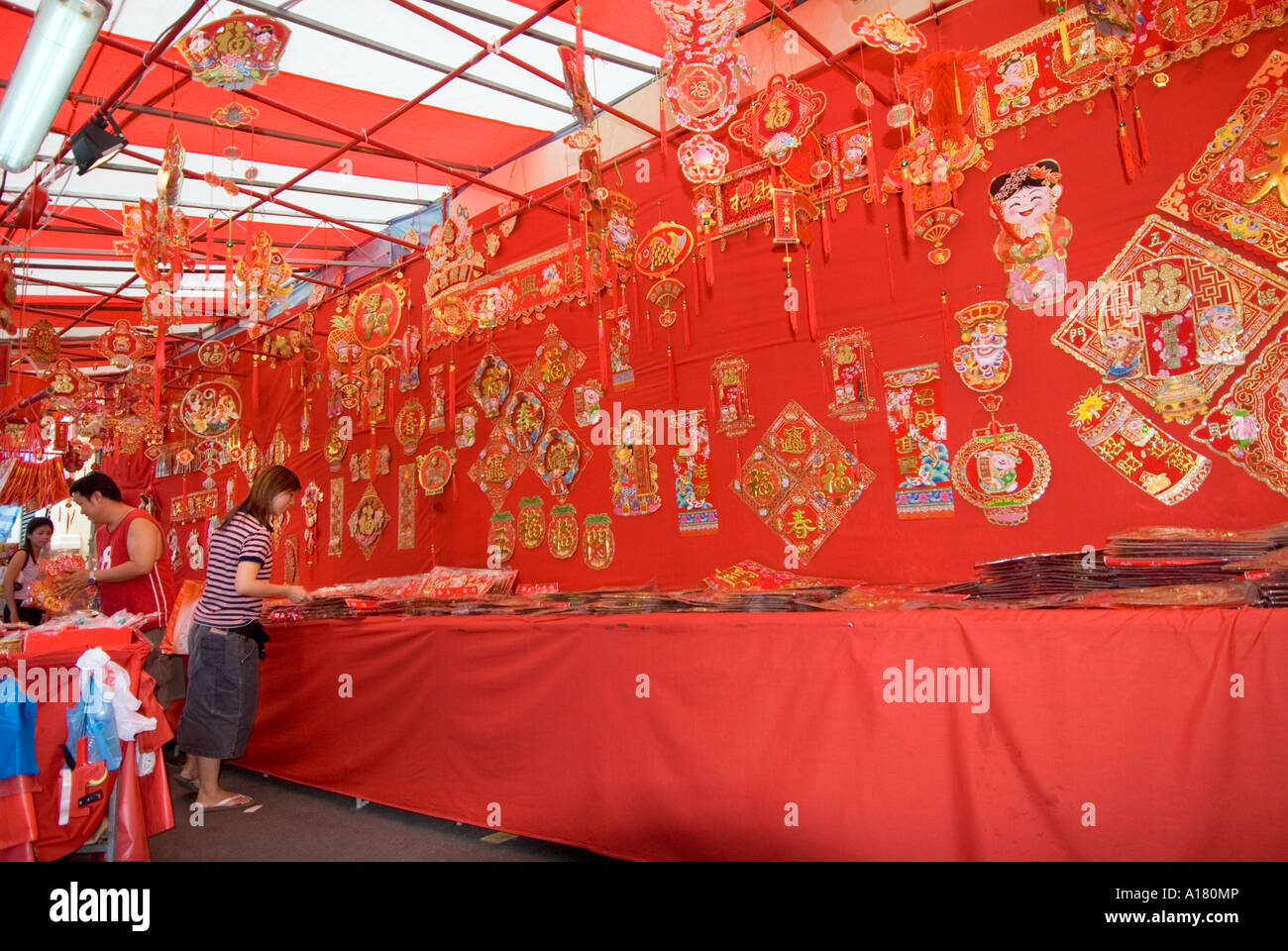 Shopping in Singapore Chinatown Heritage Centre famosa pagoda street nightmarket di seta rossa oro Seta golden simboli di Fortuna Foto Stock