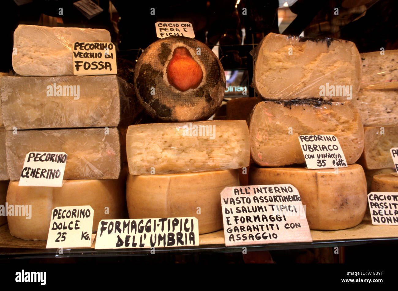 Umbria Italia italiano del droghiere (shop), negozio di alimentari formaggio parmigiano Foto Stock