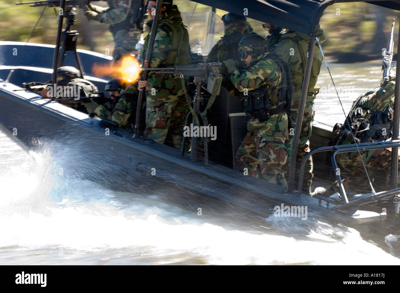 Un soldato iracheno spara un M-60 mitragliatrice durante speciali manovre in barca e arma la manipolazione della formazione. Foto Stock
